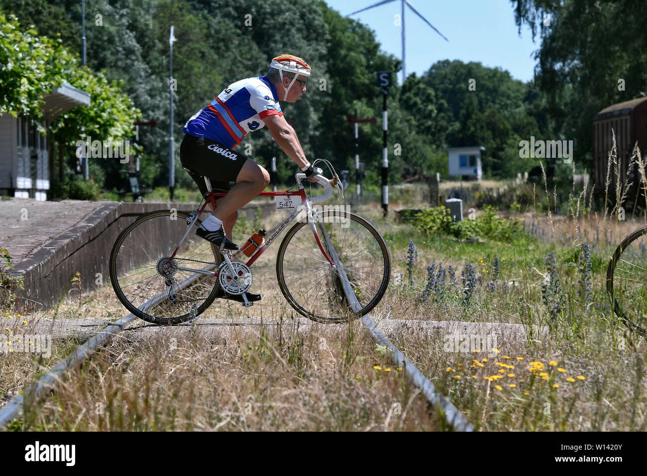 Partecipante del Limburgo eroica, un ciclo tour storico per bici da corsa nella regione olandese del Limburgo. Foto Stock