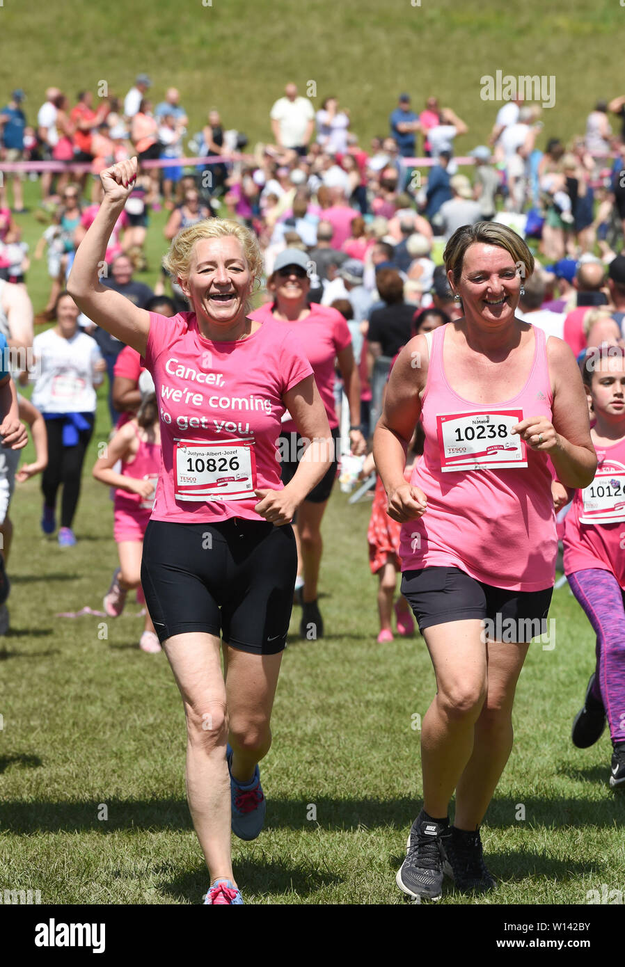 Brighton, Regno Unito. 30 Giugno 2019 - tredici centinaia di corridori prendere parte nella soleggiata ma le condizioni dello scambiatore di calore in Cancer Research UK Race per la vita evento nel Parco Stanmer Brighton . I corridori affrontano 5k e 10k sollevando i corsi di migliaia di sterline per la carità . Credito: Simon Dack / Alamy Live News Foto Stock