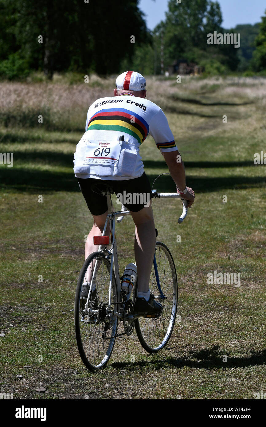 Partecipante del Limburgo eroica, un ciclo tour storico per bici da corsa nella regione olandese del Limburgo. Foto Stock