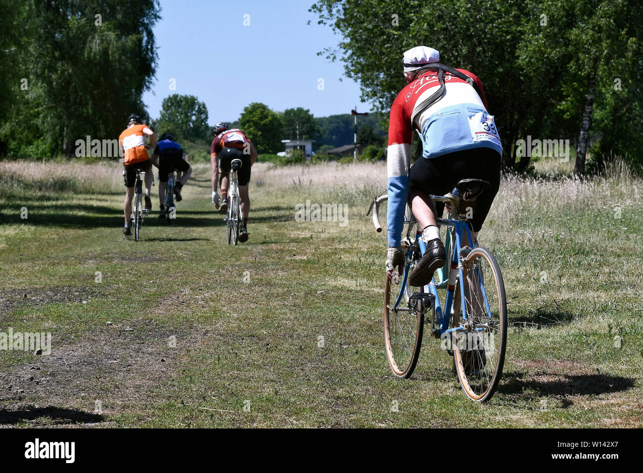 I partecipanti del Limburgo eroica, un ciclo tour storico per bici da corsa nella regione olandese del Limburgo. Foto Stock