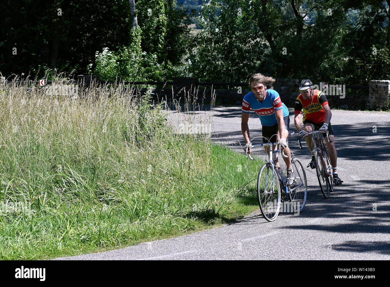 I partecipanti del Limburgo eroica, un ciclo tour storico per bici da corsa nella regione olandese del Limburgo. Foto Stock