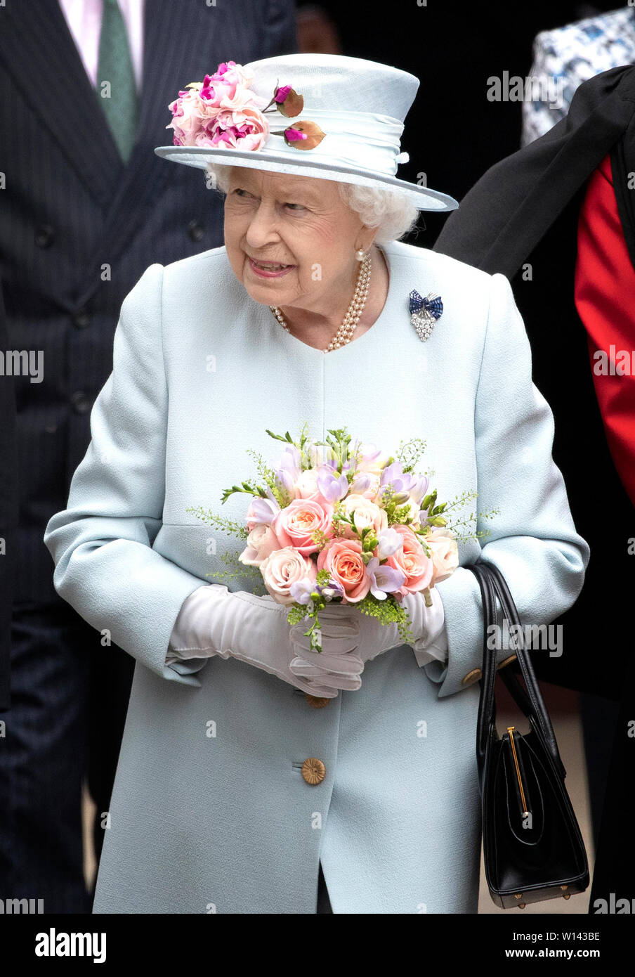 Queen Elizabeth II lascia la Canongate Kirk di Edimburgo dopo aver frequentato la domenica servizio in chiesa. Foto Stock