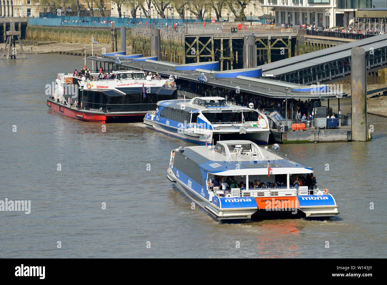 Tour in barca e acqua traghetti a Torre Millennium Pier, London, Regno Unito Foto Stock