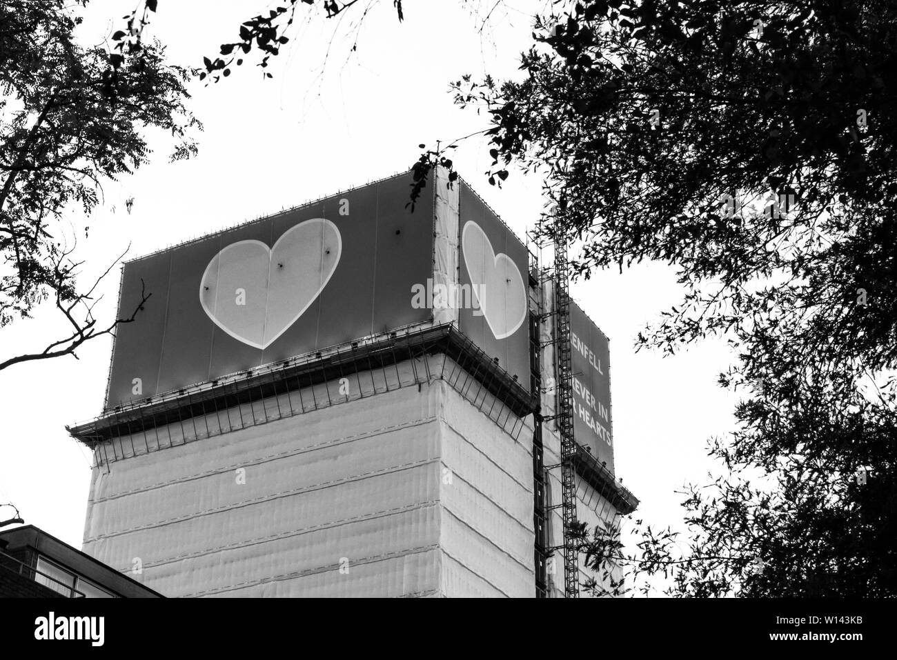 14 giugno 2019 in occasione del secondo anniversario della torre Grenfell tragedia, e una comunità ancora in lutto. Kensington, Londra, UK Credit: B. Catterall Foto Stock