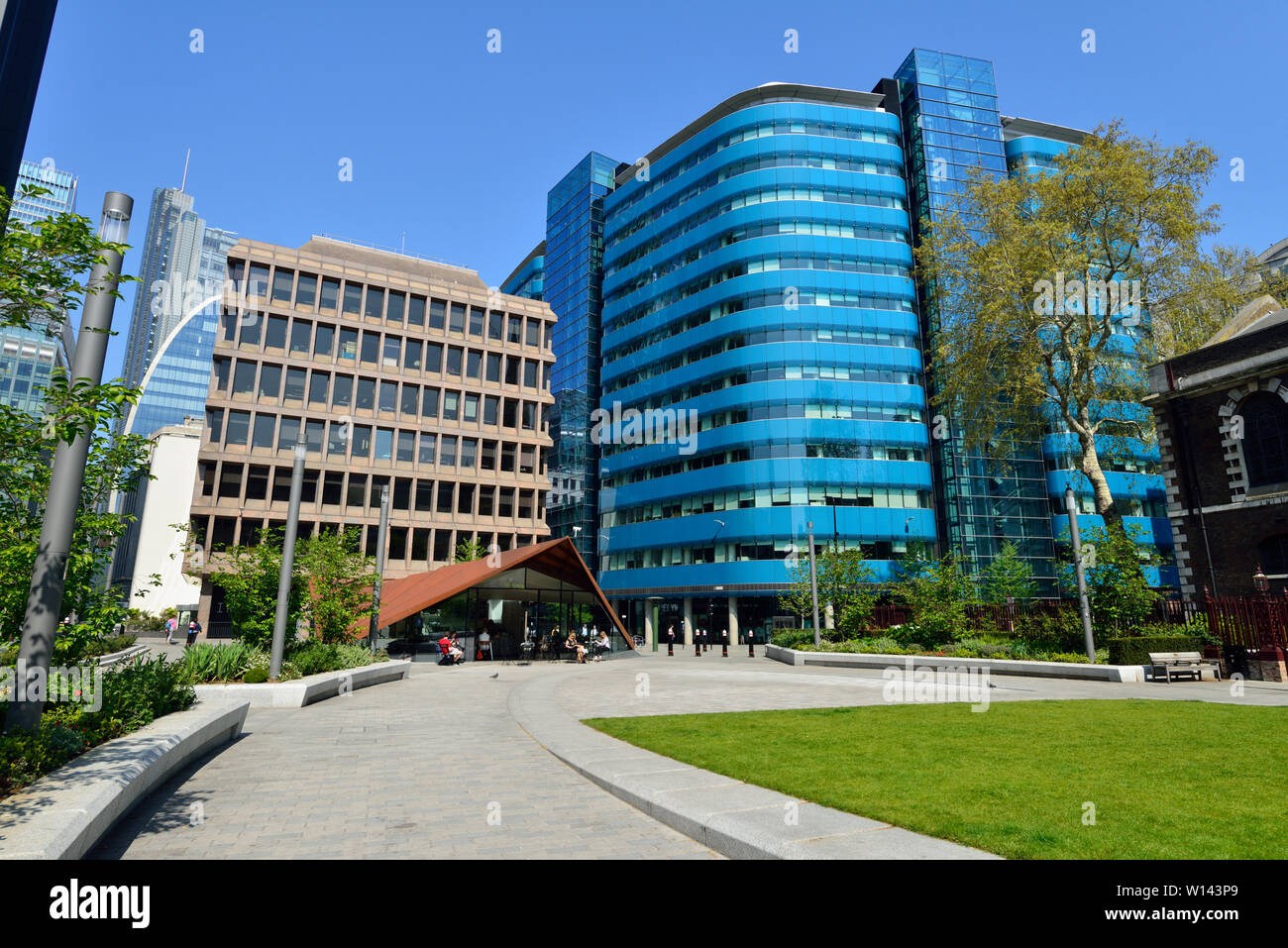 Aldgate Square e la St Botolph Edificio, Aldgate High St, Londra, Regno Unito Foto Stock