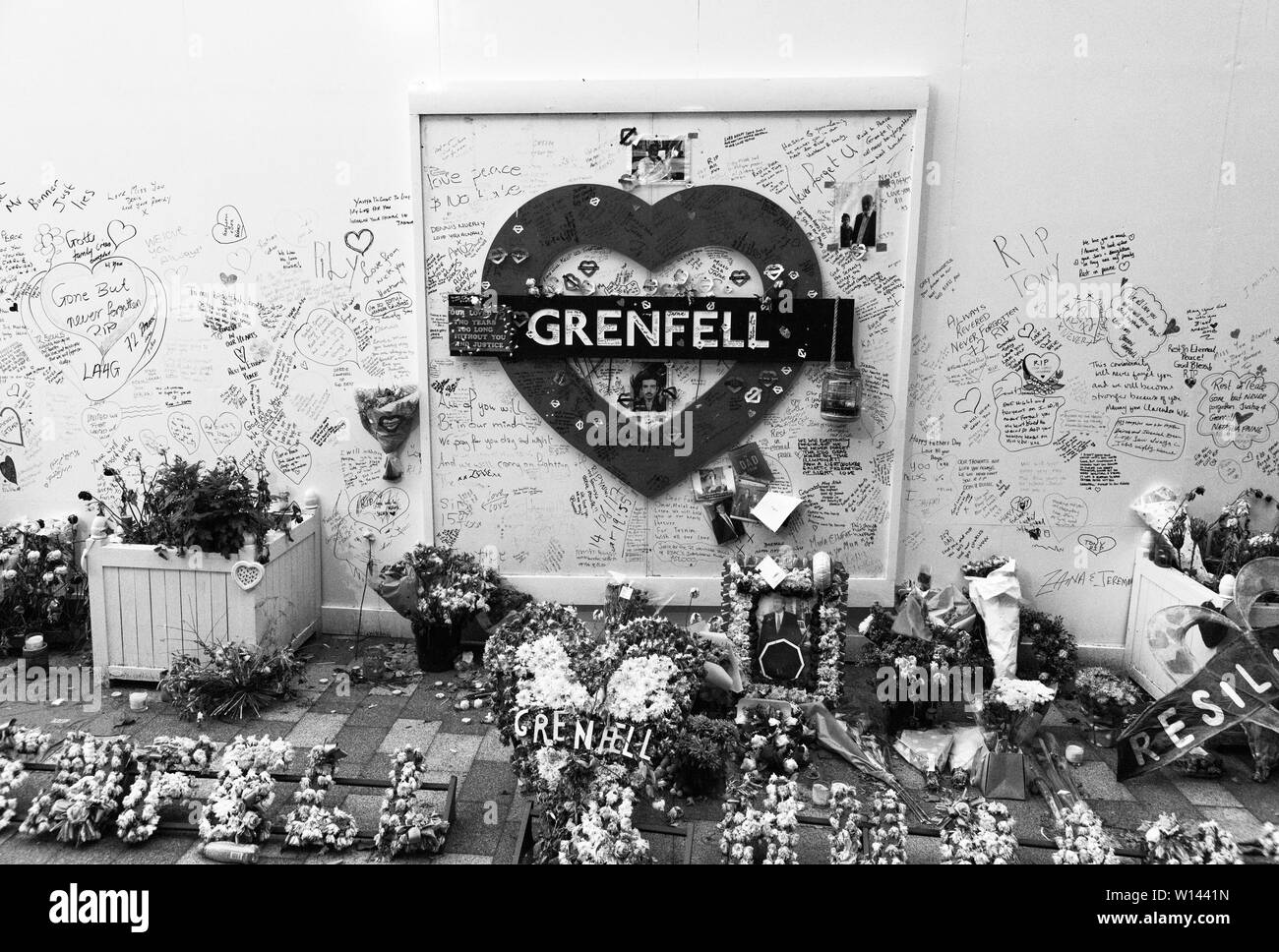 14 giugno 2019 in occasione del secondo anniversario della torre Grenfell tragedia, e una comunità ancora in lutto. Kensington, Londra, UK Credit: B. Catterall Foto Stock