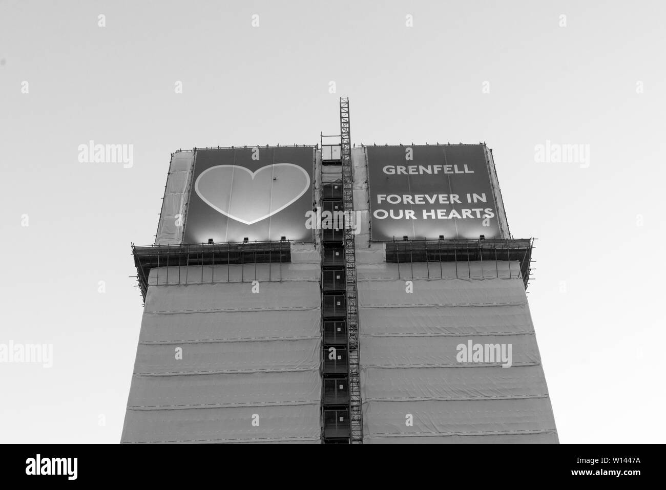 14 giugno 2019 in occasione del secondo anniversario della torre Grenfell tragedia, e una comunità ancora in lutto. Kensington, Londra, UK Credit: B. Catterall Foto Stock