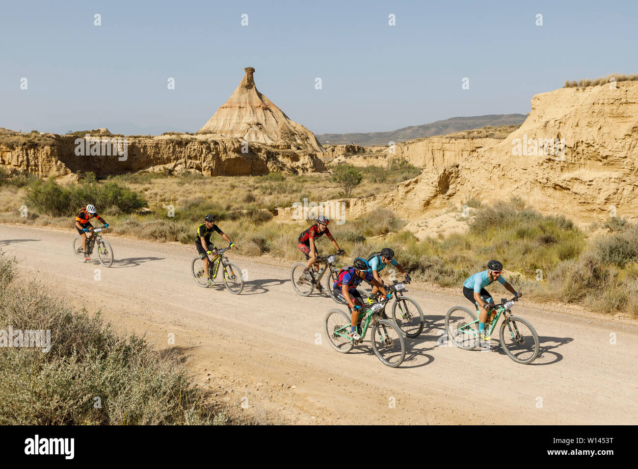 Extreme Bardenas 2019. 1500 persone in un giro in bici nel deserto dell'Europa. Bardenas Reales parco naturale. Riserva della Biosfera. La Navarra. Spagna Foto Stock