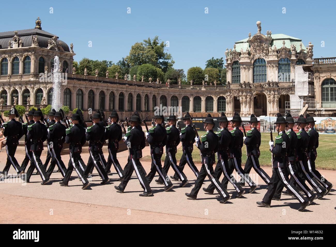 Dresden, Germania. Il 30 giugno, 2019. I membri del corpo musicale della Guardia Reale di Norvegia marzo lungo la fossa di scolo nella parte anteriore della parete pavilion. Lo stesso giorno il corpo musicale svolge un concerto in La Kreuzkirche di Dresda con il sostegno dell'Spielmannszug Oberlichtenau. Credito: Sebastian Kahnert/dpa-Zentralbild/ZB/dpa/Alamy Live News Foto Stock