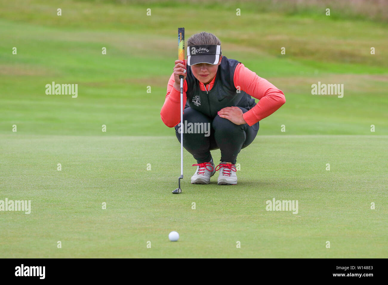 Troon, Scotland, Regno Unito. Il 30 giugno 2019. Il giorno finale del concorso il restante 8 golfisti, giocando matchplay golf gareggiato su Barassie Campo da Golf Links, Troon a blustery vento e squally condizioni di pioggia per provare a vincere il campionato di calcio e la Clark Rosebowl. Immagine di ELLIE DOCHERTY epresenting Moray GC linng fino un putt su xiv credito verde: Findlay/Alamy Live News Foto Stock