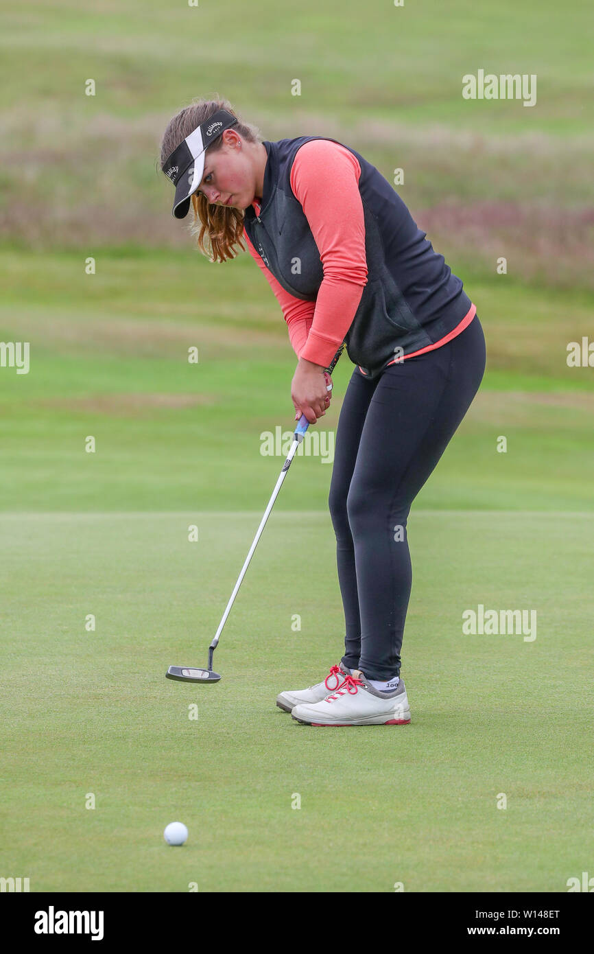 Troon, Scotland, Regno Unito. Il 30 giugno 2019. Il giorno finale del concorso il restante 8 golfisti, giocando matchplay golf gareggiato su Barassie Campo da Golf Links, Troon a blustery vento e squally condizioni di pioggia per provare a vincere il campionato di calcio e la Clark Rosebowl. Immagine di ELLIE DOCHERTY epresenting Moray GC mettendo sul xiv credito verde: Findlay/Alamy Live News Foto Stock