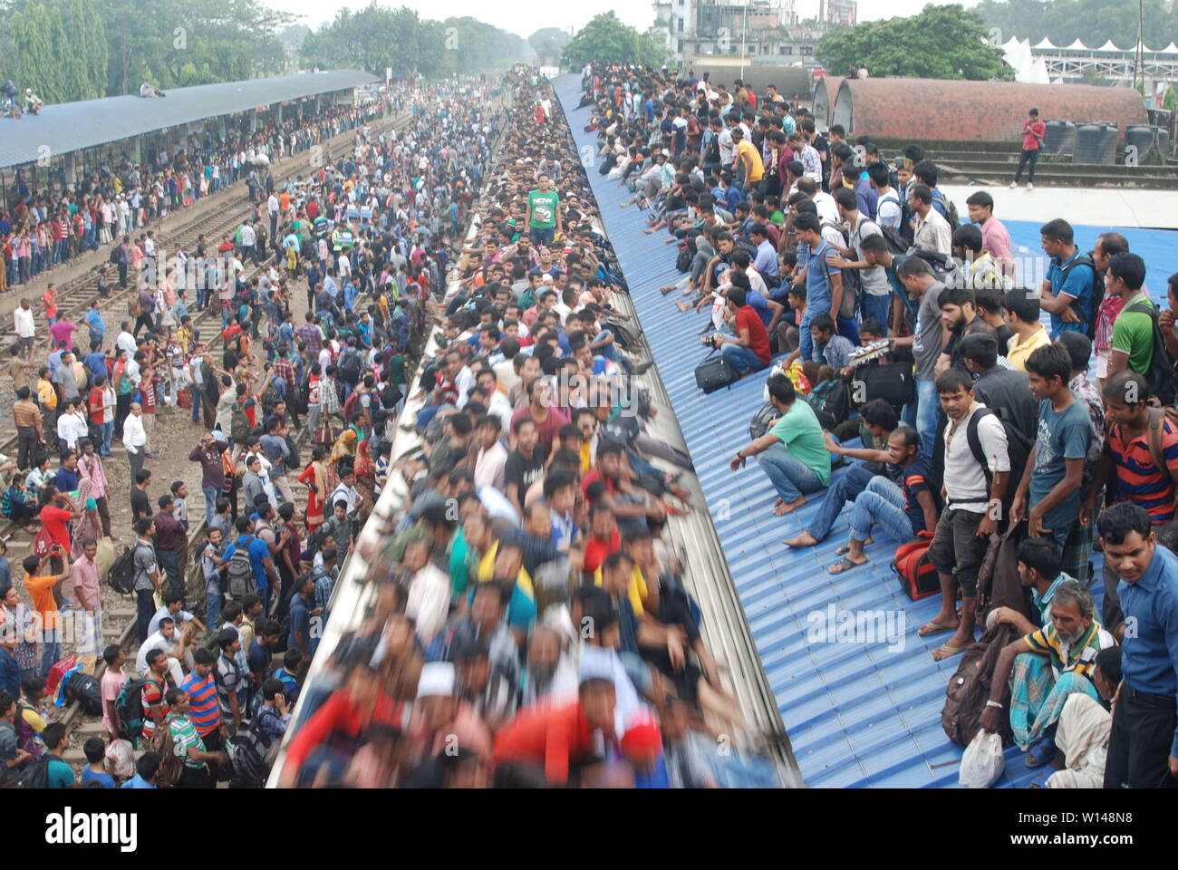 EID viaggio in treno con rischio di vita ,31 agosto 2017 Dhaka Bangladesh migliaia di persone erano su questo treno. Stanno andando alla loro casa natale per Foto Stock