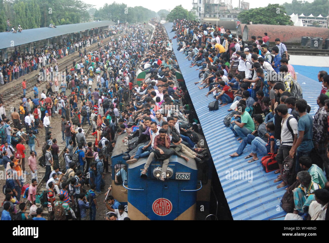 EID viaggio in treno con rischio di vita ,31 agosto 2017 Dhaka Bangladesh migliaia di persone erano su questo treno. Stanno andando alla loro casa natale per Foto Stock