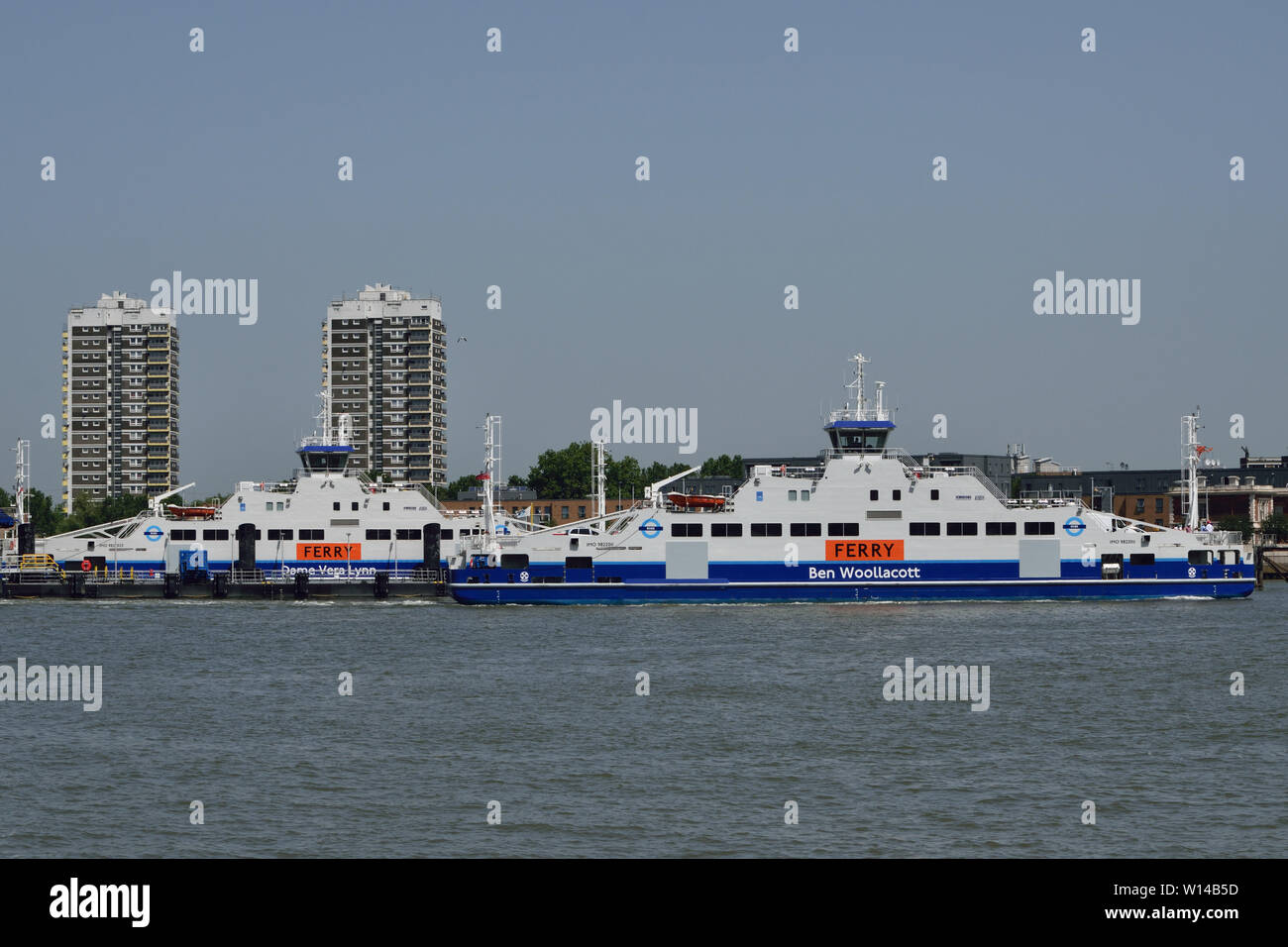 I due nuovi, Woolwich Ferry navi visto insieme al nord del molo del traghetto a North Woolwich, Londra Foto Stock