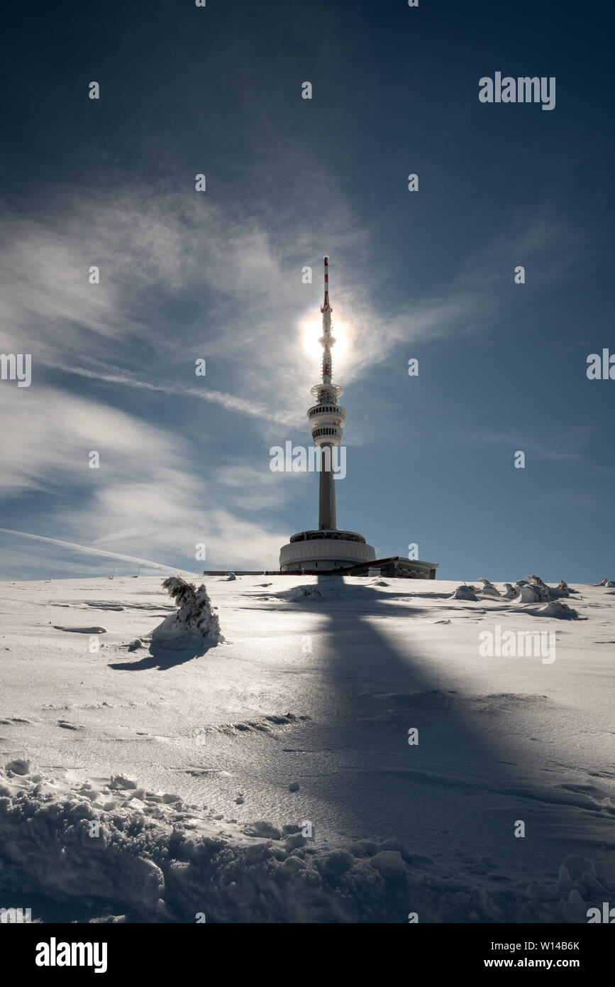 Praded collina con torre di comunicazione e sole in inverno Jeseniky montagne in Repubblica Ceca Foto Stock