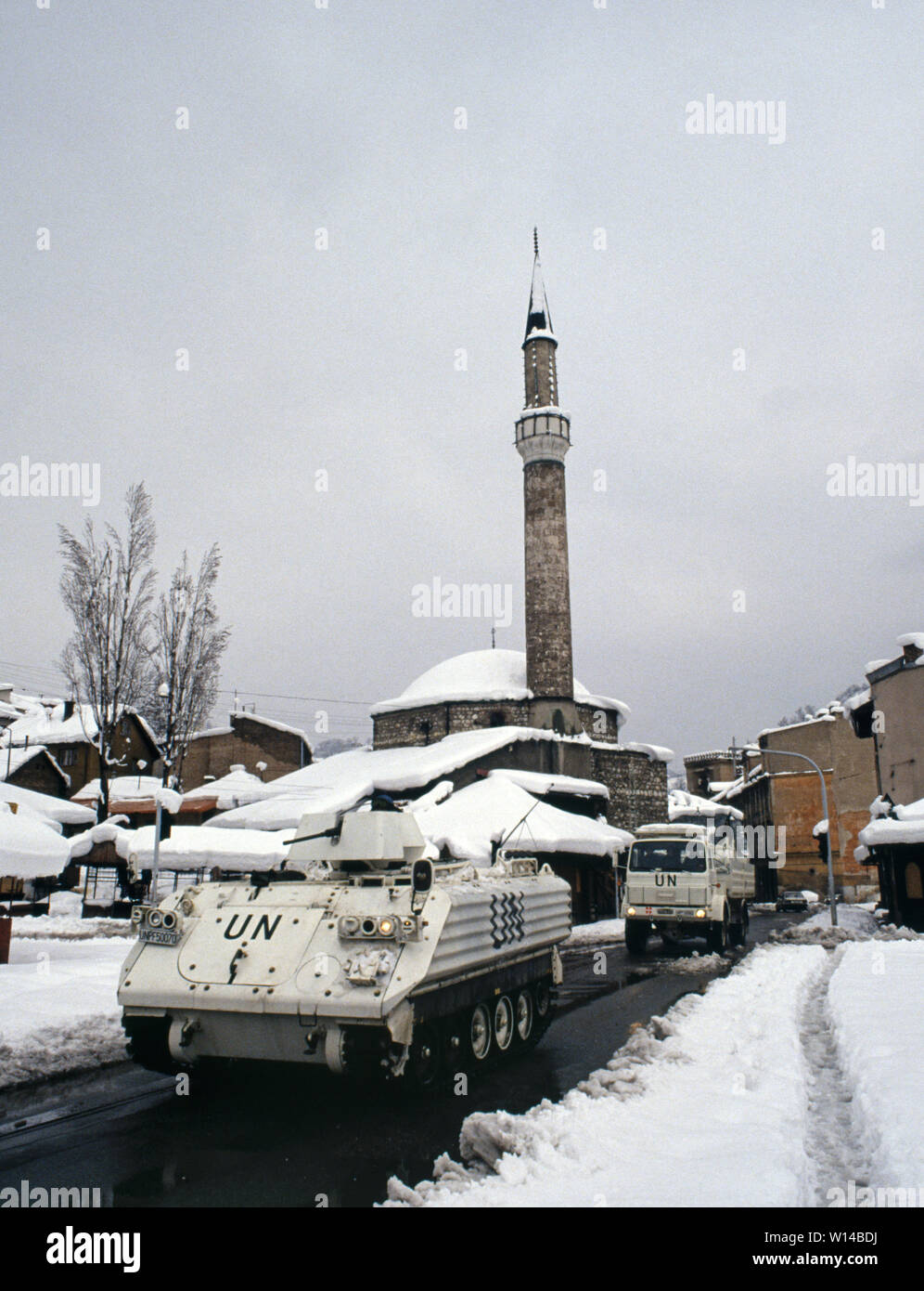 Il 28 marzo 1993 durante l'assedio di Sarajevo: un danese YPR-765 AIFV/APC seguita dalle Nazioni Unite di un carrello guidare passato la piazza in Baščaršija, nella zona della città vecchia. Foto Stock