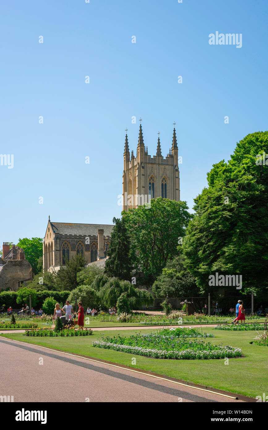 Abbey Gardens Bury St Edmunds, vista in estate delle persone che camminano in Abbey Gardens con St Edmundsbury Cathedral visibile, Bury St Edmunds, Suffolk, Foto Stock