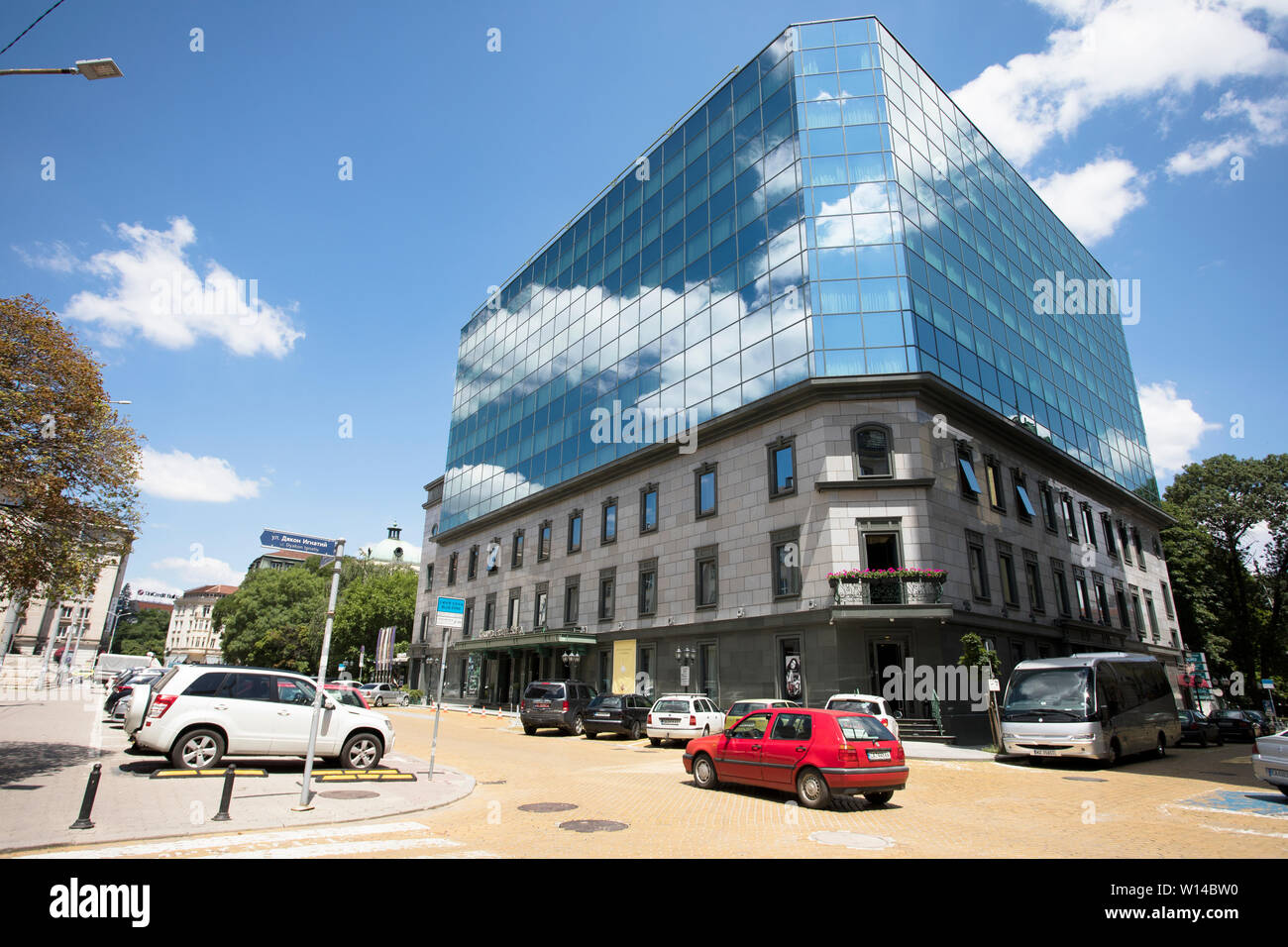 Sofia, Bulgaria - 30 Giugno 2019: la facciata in vetro del Grand Hotel Sofia nella giornata di sole Foto Stock