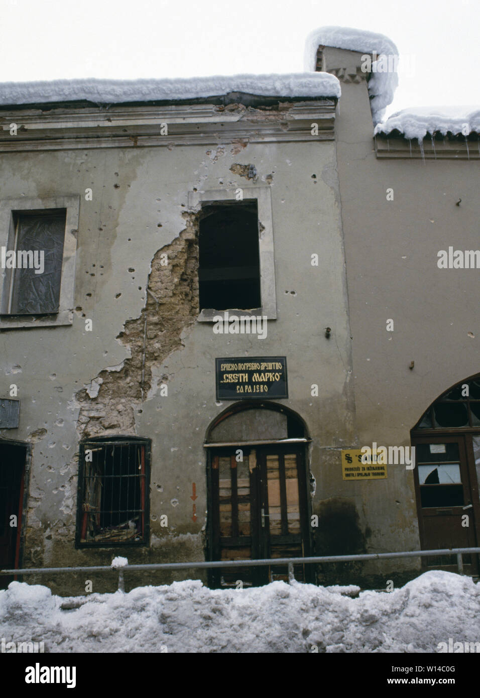 Il 28 marzo 1993 durante l'assedio di Sarajevo: la granata cavalcato davanti a un vecchio edificio di Marsala Tita Street vicino alla piazza in Baščaršija nella zona vecchia della città. Foto Stock