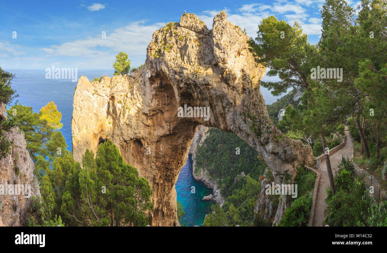 L'arco naturale di Capri, Italia. Una vista guardando indietro all'elefante, a forma di arco naturale dal sentiero costiero sull'isola di Capri. Foto Stock