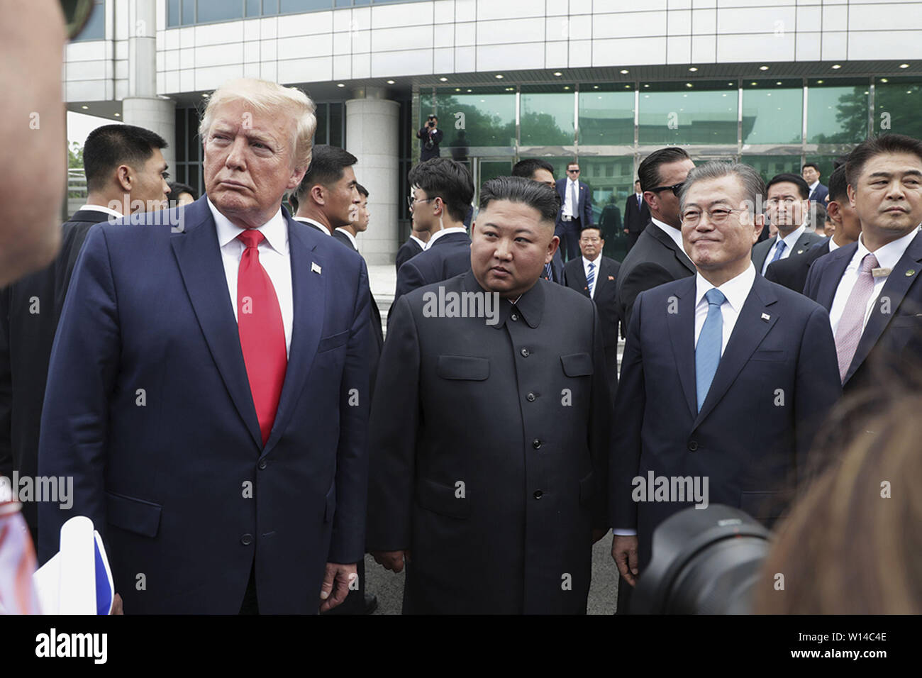 Paju, Gyeonggi, Corea del Sud.30 Giugno, 2019. Giugno 30, 2019-Paju, Corea del Sud - Il presidente statunitense Donald Trump, leader della Corea del nord Kim Jong Onu, presidente sud-coreano Moon Jae in stand parla prima del loro incontro a una tregua villaggio di Panmunjom in Corea del Sud. Credito: Ufficio del Presidente Zuma/filo/Alamy Live News Foto Stock