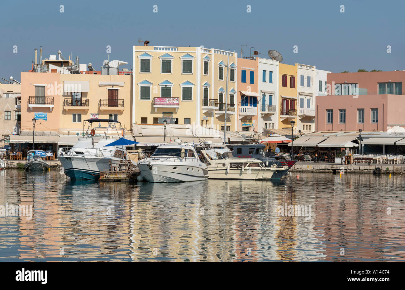 Chania, Creta, Grecia. Giugno 2019. Imbarcazioni moderne sulla loro ormeggi in Cretan vecchio porto veneziano a Chania occidentale di Creta. Foto Stock