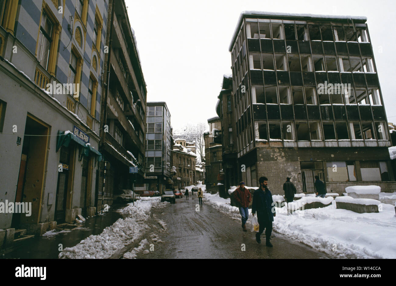 Il 28 marzo 1993 durante l'assedio di Sarajevo: la vista nord lungo Vuka Karadzica (rinominato Pehlivanuša dopo la guerra) - un sacco di shrapnel danni a tutti gli edifici da serbo bombe di mortaio. Foto Stock