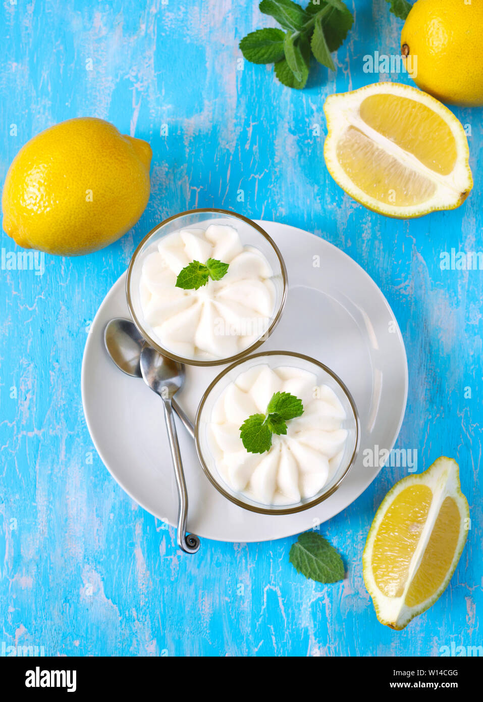 Limoncello - Dessert italiano. Cheesecake al limone Mousse con panna montata in CUPS. Estate dessert. Vista superiore Foto Stock