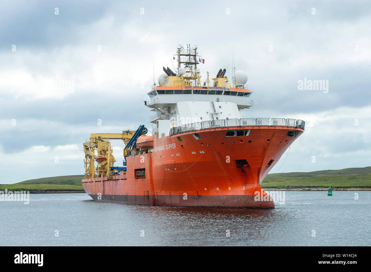 Normand Clipper ormeggio e la messa a terra smantellata oil rig di metallo di scarto da impianti di trivellazione di petrolio nel mare del Nord a Lerwick Shetland Scozia Scotland Foto Stock