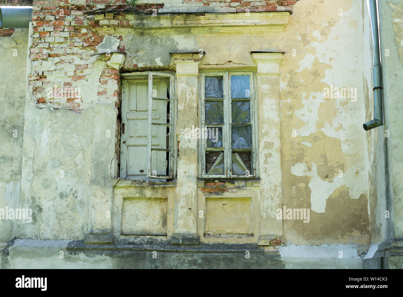 Kaunas, Lituania - 14 Giugno 2017: windows del vecchio abbandonato Manor House Foto Stock