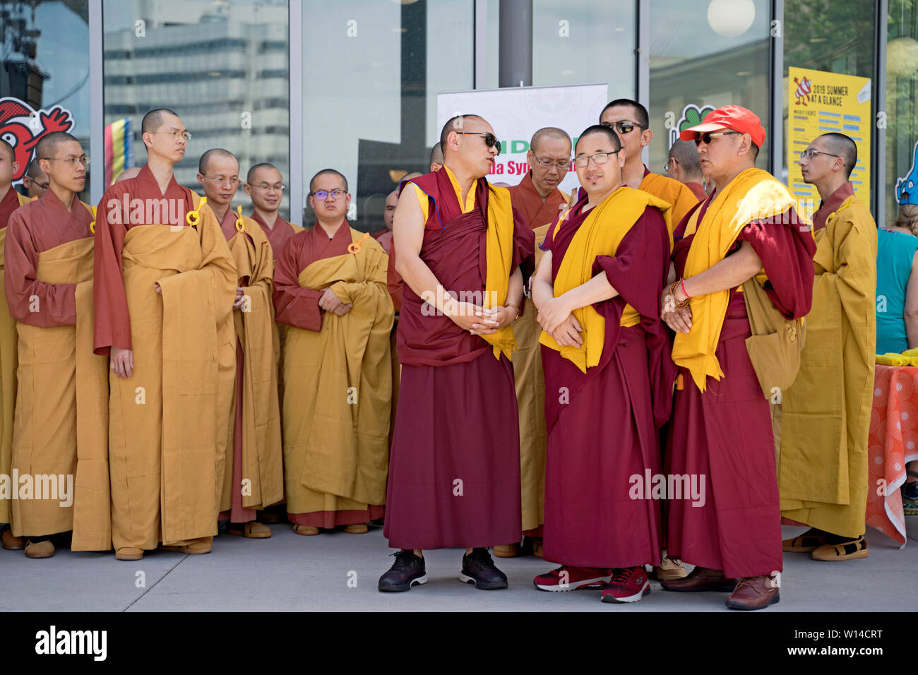I monaci buddisti si sono riuniti per la celebrazione Vesak di Buddha il compleanno, Mississauga Ontario Canada, 26 maggio 2019 Foto Stock