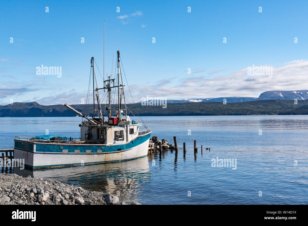La pesca a strascico ancorata al punto Woody villaggio di pescatori in Gros Morne, Terranova, Canada Foto Stock