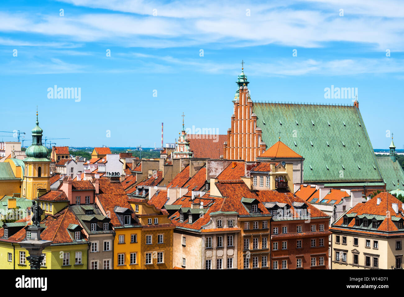 Città Vecchia skyline nella città di Varsavia in Polonia, tetti di tegole colorate tenement case e chiese. Foto Stock