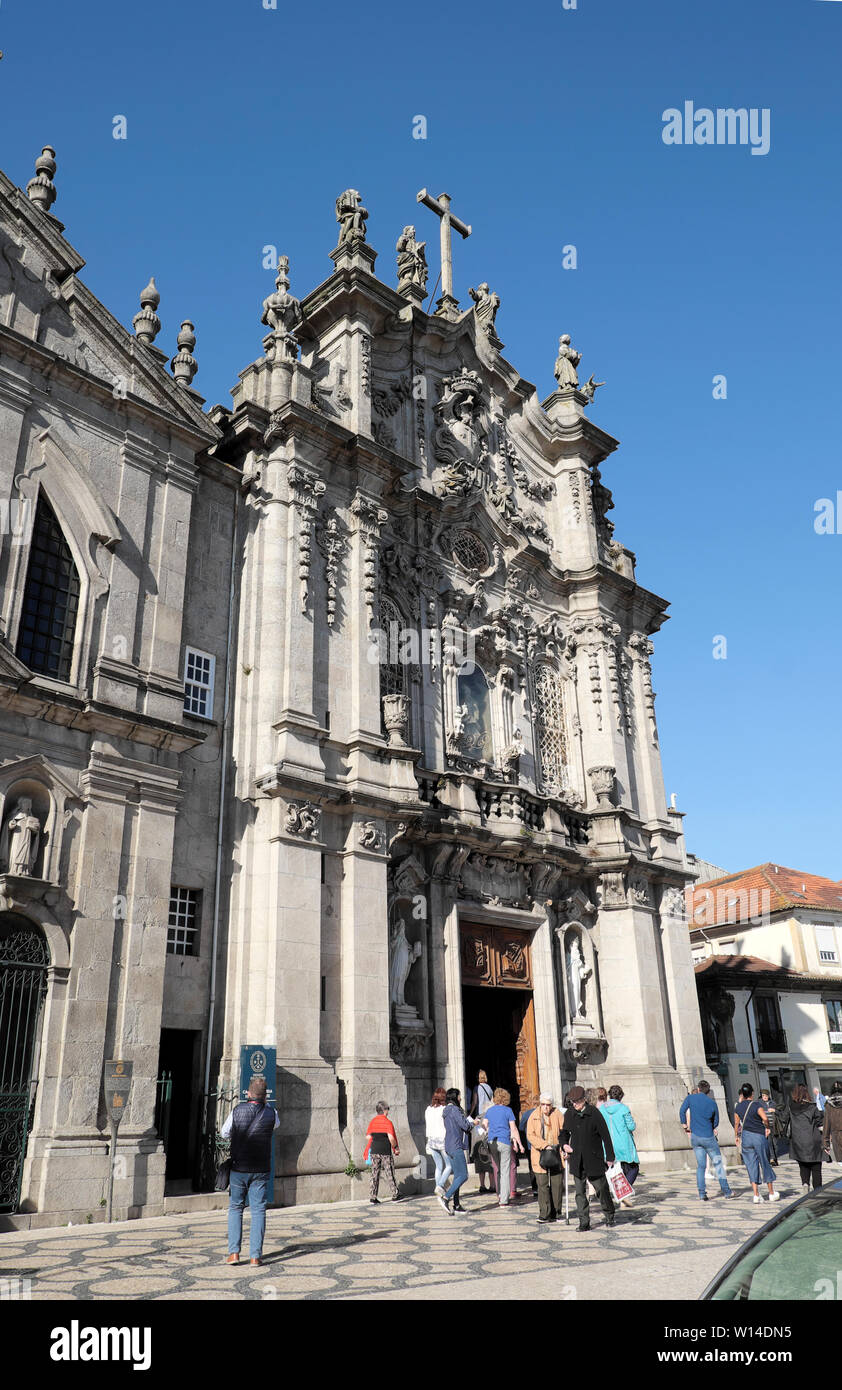 Persone visitin Igreja do Carmo chiesa e turisti a piedi in strada al di fuori di Oporto portogallo Europa KATHY DEWITT Foto Stock