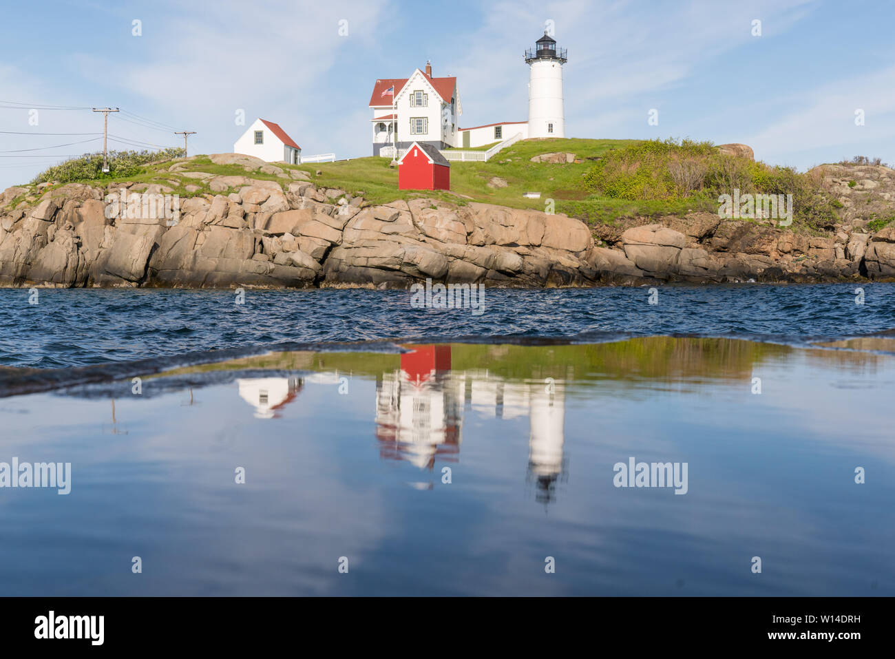 La riflessione di Nubble Storico Faro di Cape Neddick in York, Maine Foto Stock