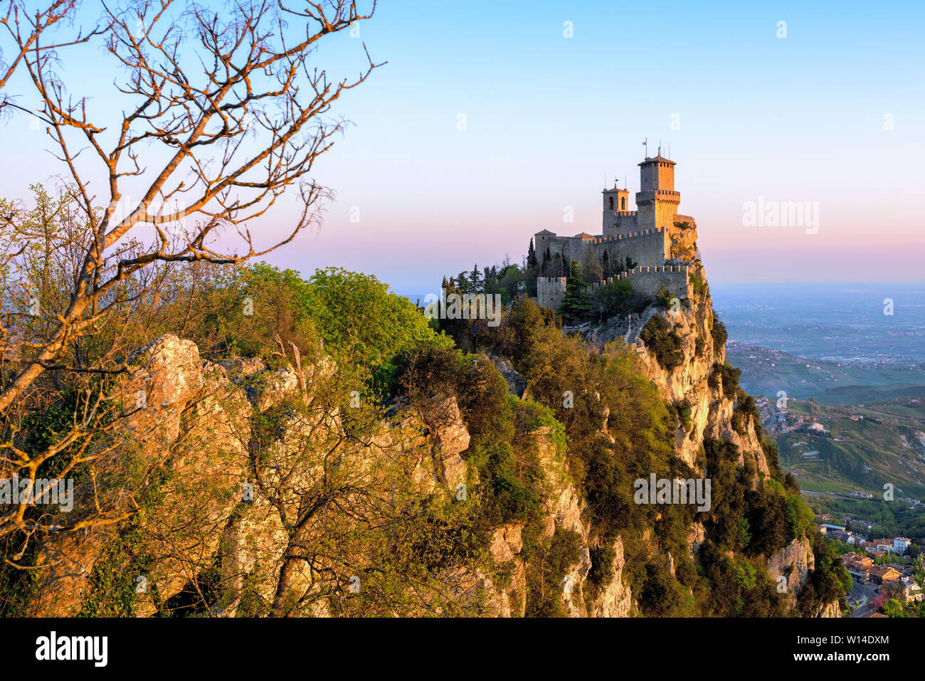 Guaita, la prima delle tre torri di San Marino, sulla cima del monte Titano roccia su sunrise, Repubblica di San Marino Foto Stock