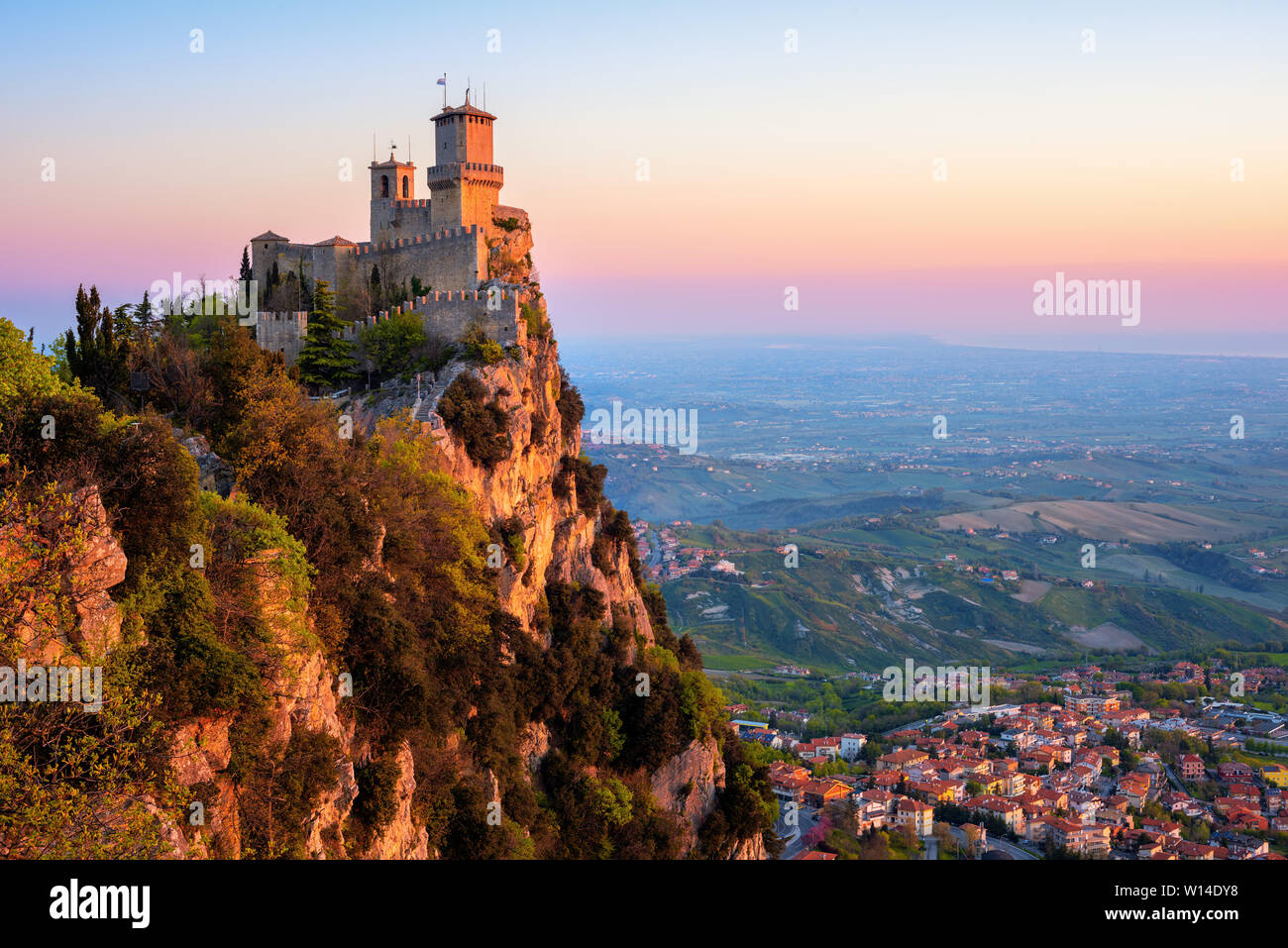 Guaita, la prima delle tre torri di San Marino, sulla cima del monte Titano rock nella luce di sunrise, Repubblica di San Marino. Guaita è Patrimonio mondiale Foto Stock