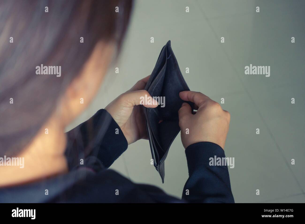 Donna open wallet con nessun denaro all'interno Foto Stock