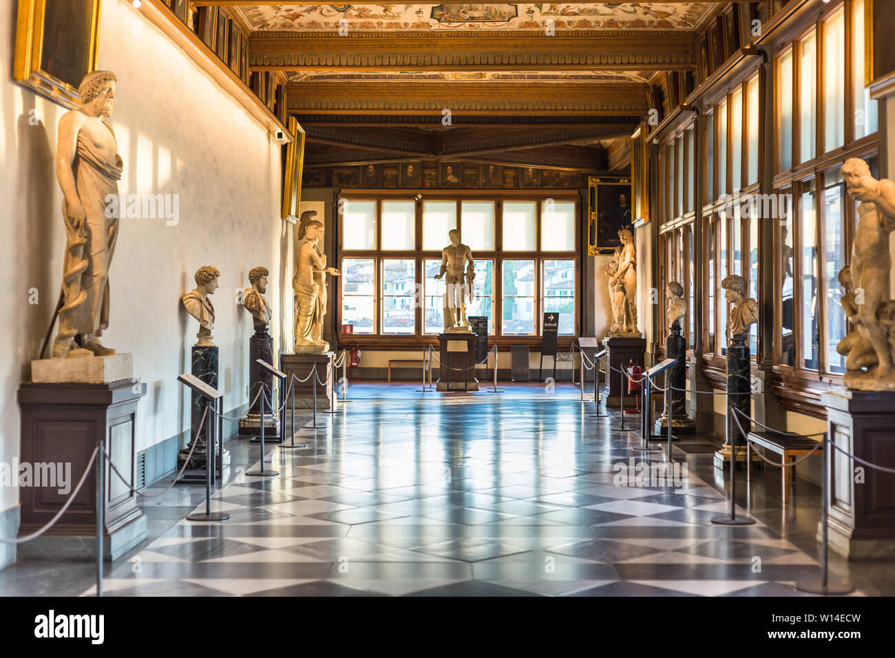 Firenze, Italia - 25 Settembre 2016: Statue nel corridoio della Galleria degli Uffizi, uno dei più antichi e famosi musei d'arte d'Europa. Foto Stock