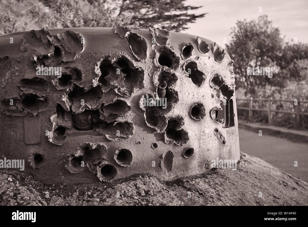 Immagine di WW2 implacement pistola che è stata heavely shot in corrispondenza con i serbatoi. Foto Stock
