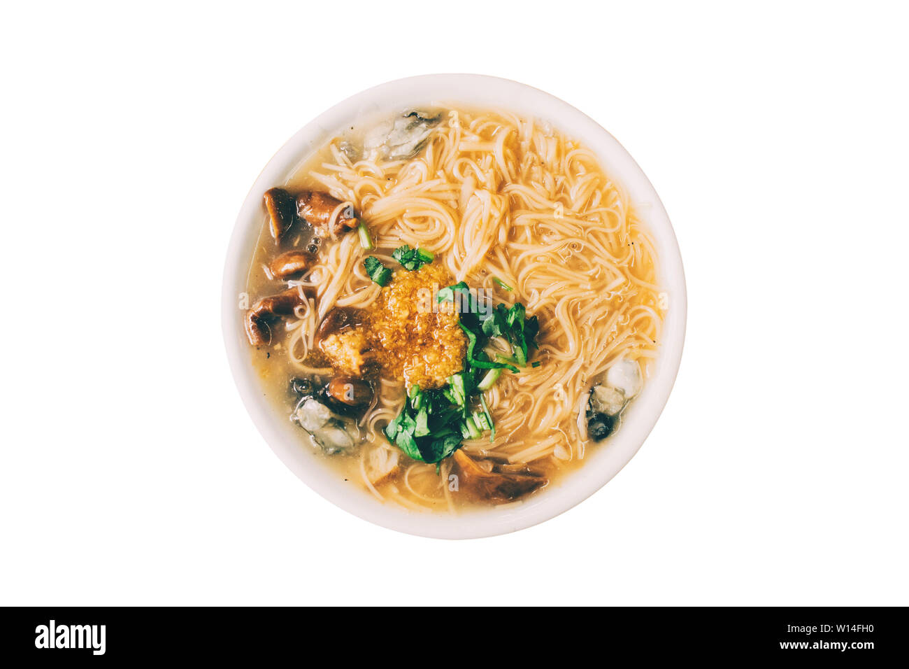 Oyster vermicelli o oyster mee sua, taiwanese noodle soup. Isolato su bianco con percorso di clipping. Foto Stock