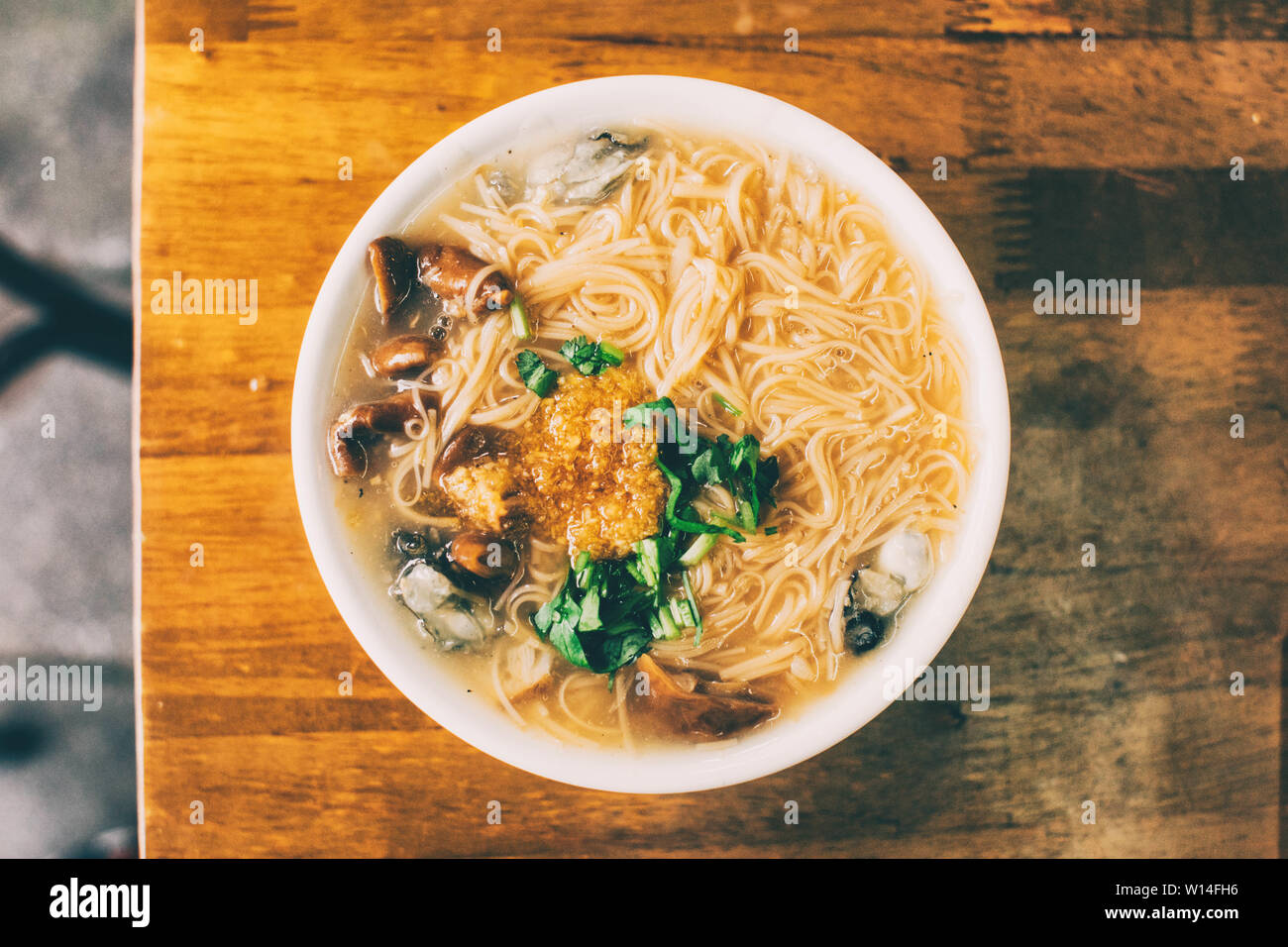 Oyster vermicelli o oyster mee sua, taiwanese noodle soup. Foto Stock