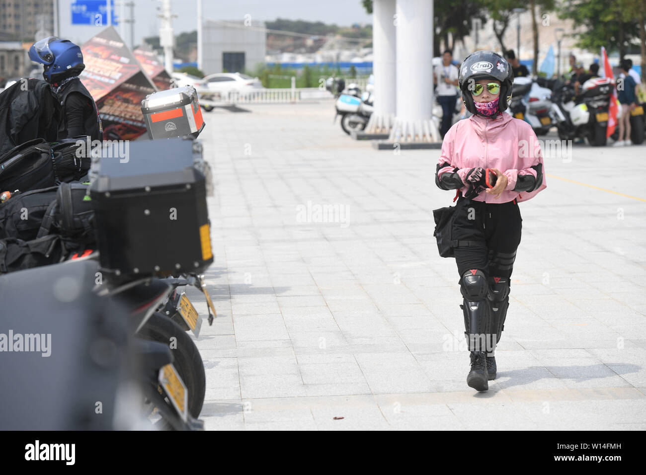 Putian, Maritime Silk Road città nel sud-est della Cina di provincia del Fujian. Il 29 giugno, 2019. Una donna rider si prepara per un motociclo parade di Putian, un Maritime Silk Road città nel sud-est della Cina di provincia del Fujian, 29 giugno 2019. Quasi 3 mila appassionati di moto provenienti da tutta la Cina hanno partecipato alla parata di moto, nel quadro del 1° Maritime Silk Road Power motociclo Festival della cultura che ha dato dei calci a fuori di sabato. Credito: canzone Weiwei/Xinhua/Alamy Live News Foto Stock