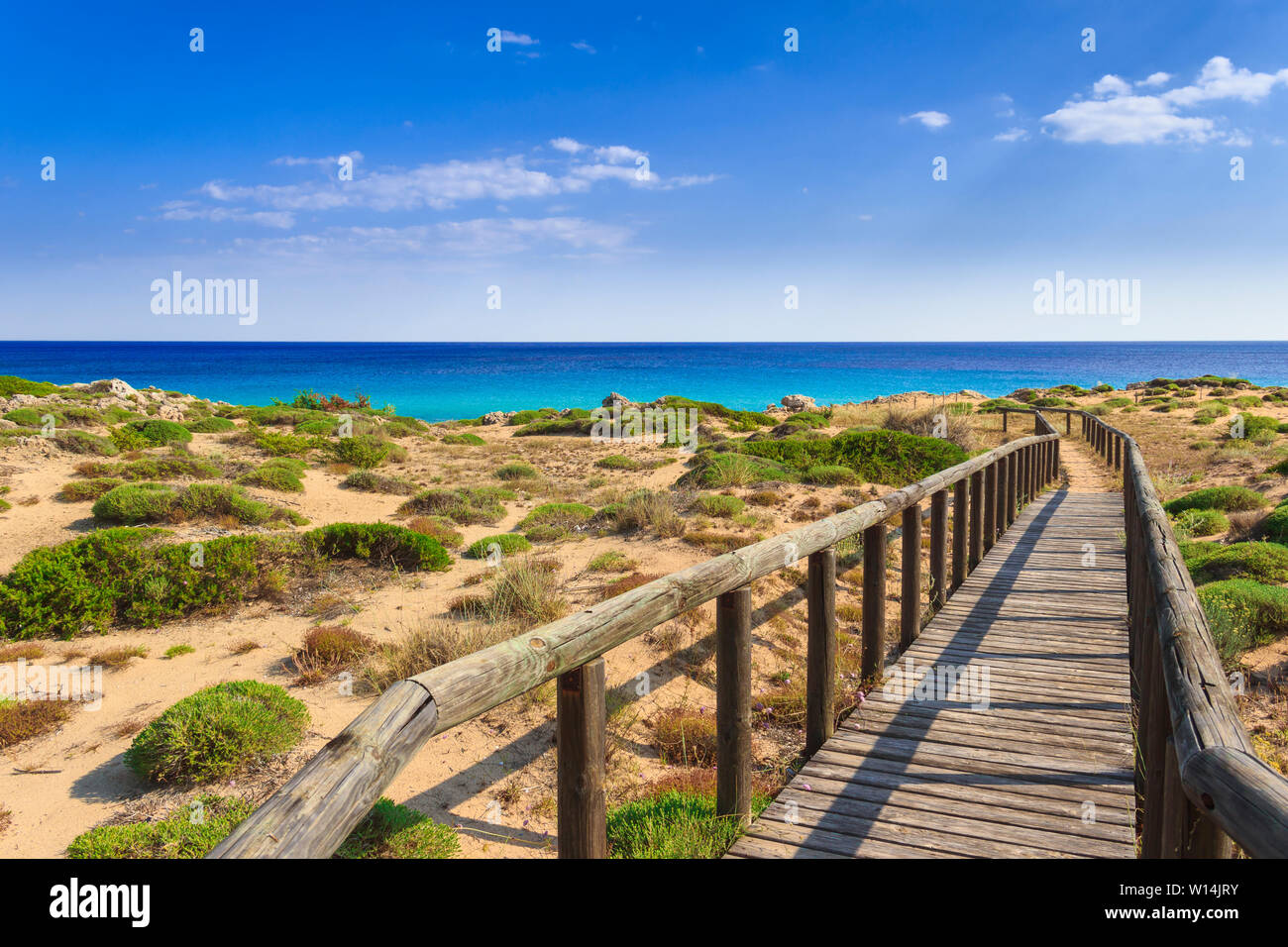 Le spiagge più belle d'Italia. Campomarino dune park: recinzione tra dune del mare,Taranto (Puglia). L'area protetta si estende lungo tutta la coa Foto Stock