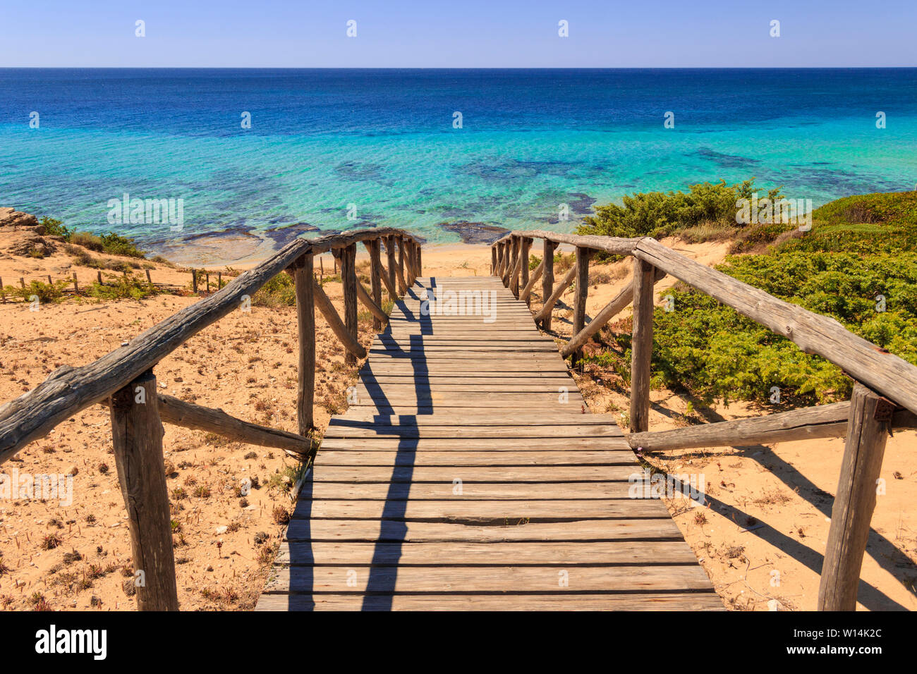 Le spiagge più belle d'Italia. Campomarino dune park: recinzione tra dune del mare,Taranto (Puglia). L'area protetta si estende lungo tutta la coa Foto Stock