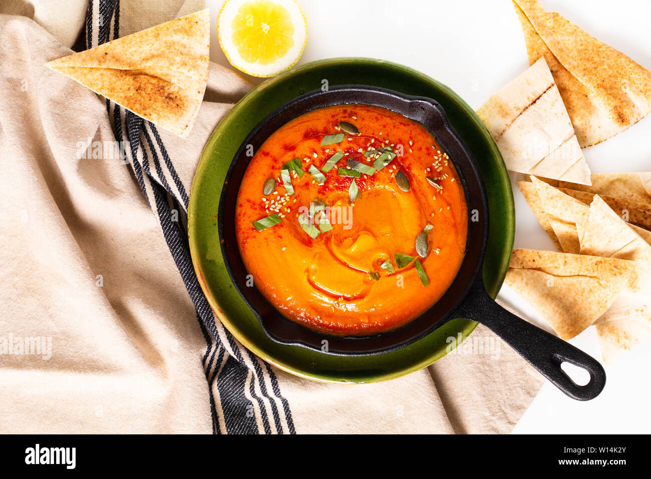 Cibo sano concetto di zucca fatti in casa hummus nella padella padella di ferro con spazio di copia Foto Stock