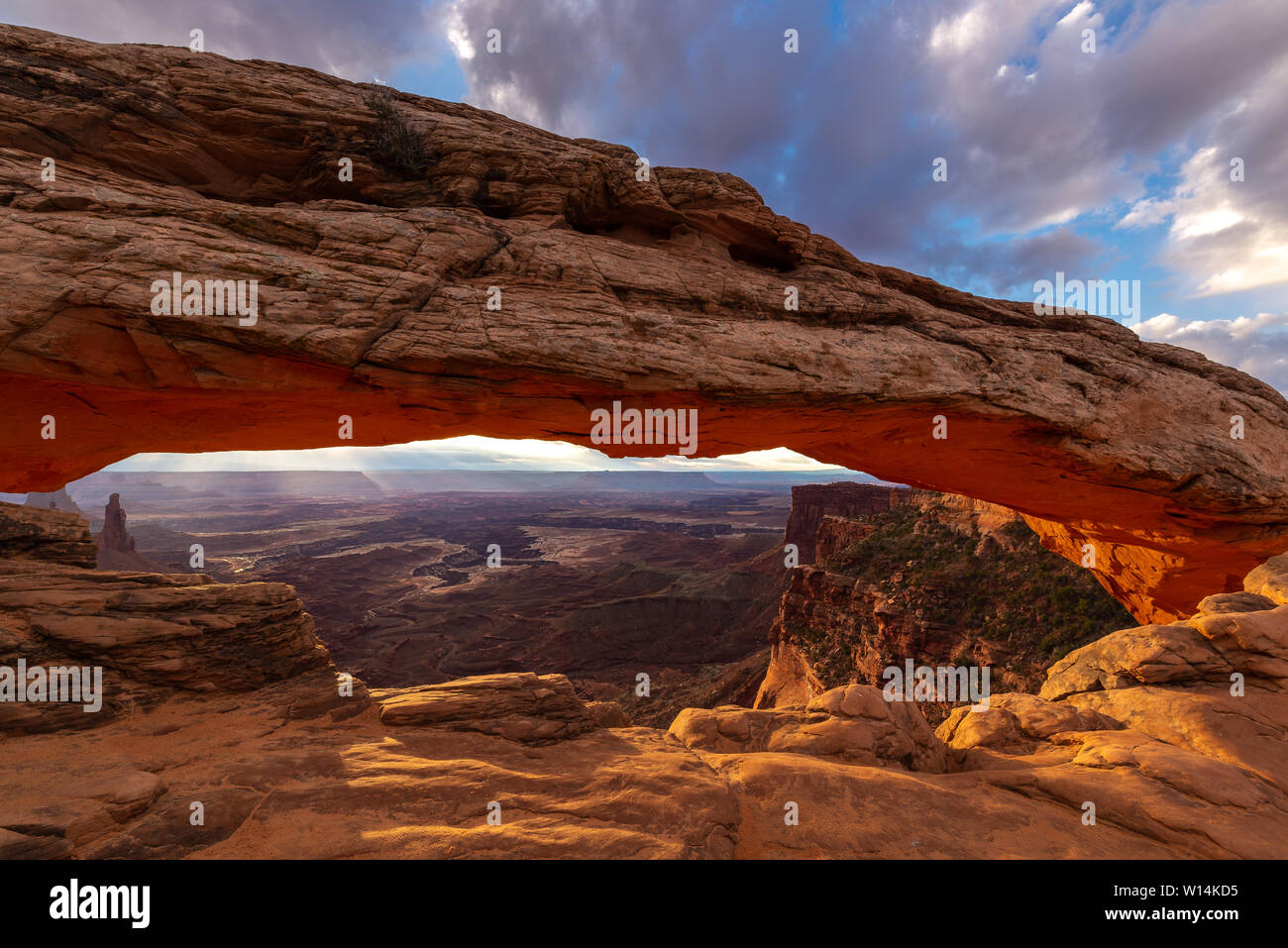 Mesa Arch all'alba, e il Parco Nazionale di Canyonlands, Utah, Stati Uniti d'America Foto Stock