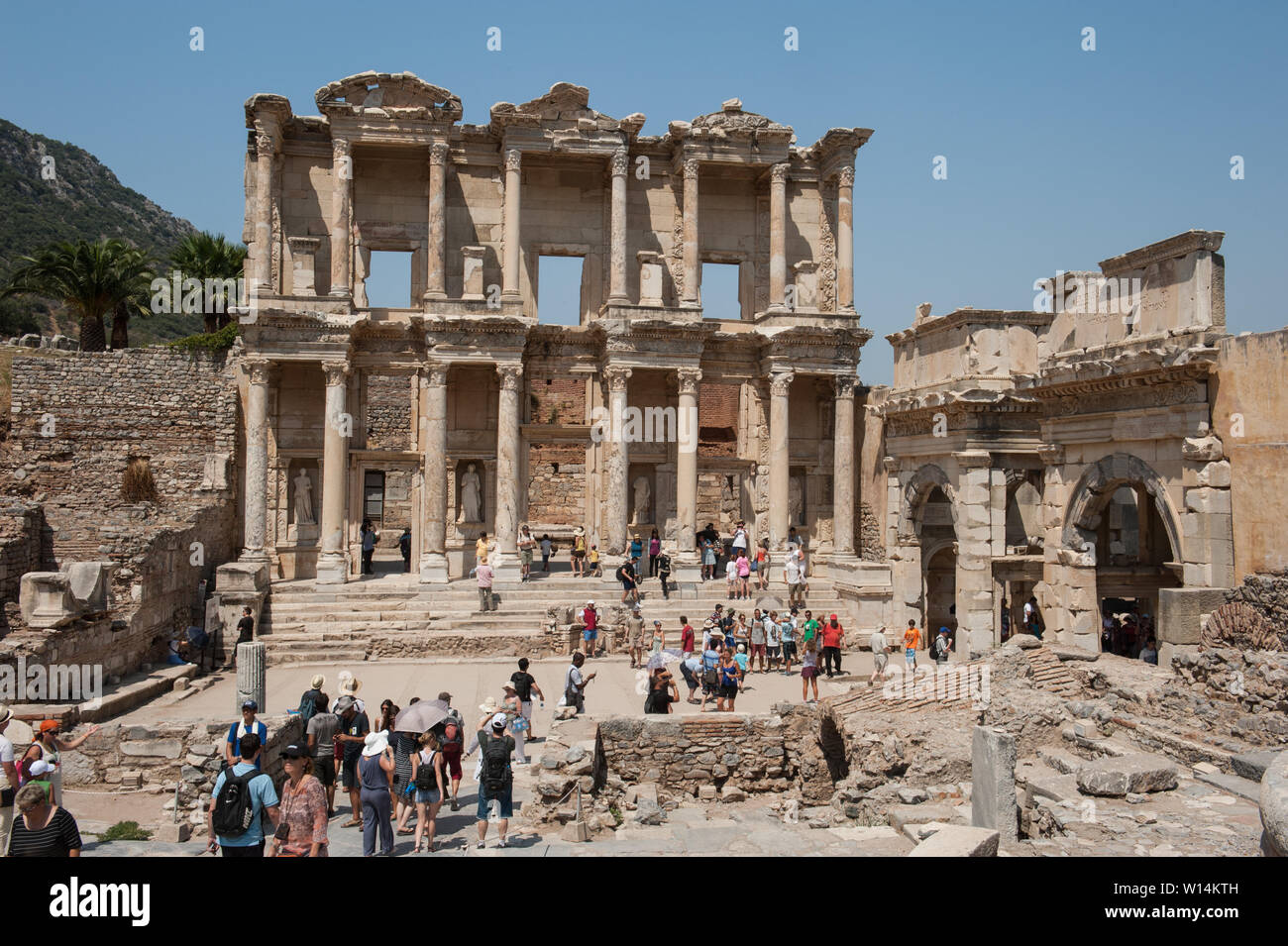 Antiche rovine greche e romane di Efeso in Turchia includono la Biblioteca di Celso Foto Stock