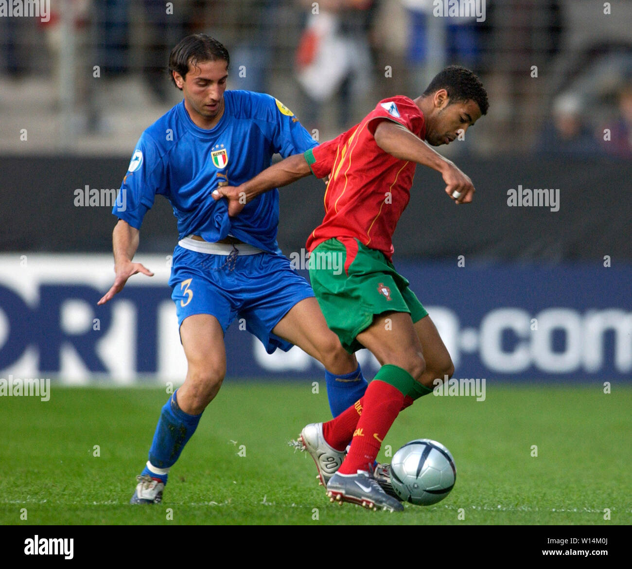 Ruhrstadion Bochum Germania 5.6.2004, calcio: UEFA Under 21 Campionati Europei, Italia (blu) vs portogallo (rosso) ---- Emiliano Moretti (ITA), Carlitos (POR) Foto Stock