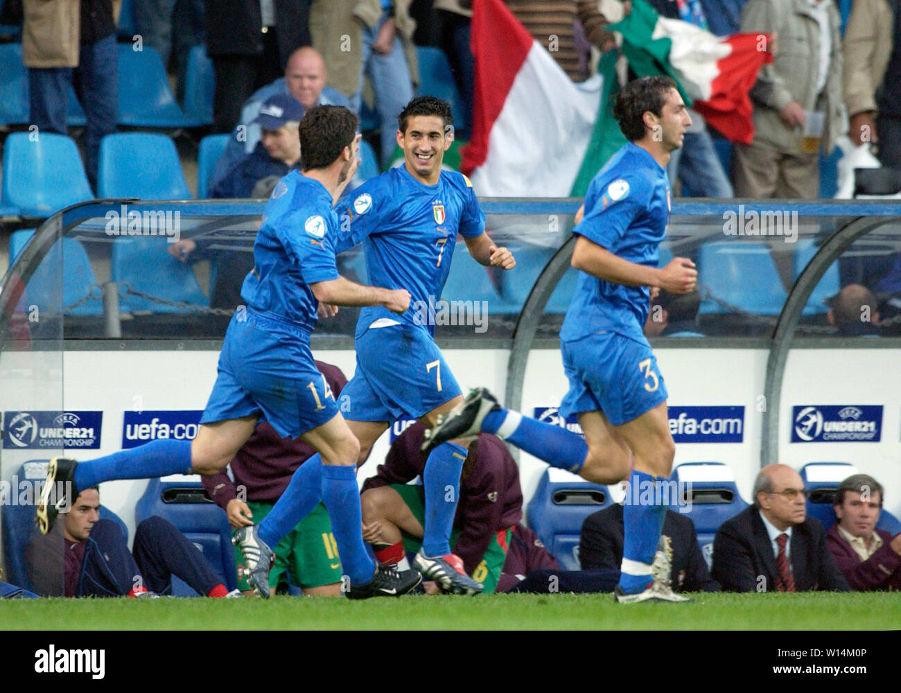 Ruhrstadion Bochum Germania 5.6.2004, calcio: UEFA Under 21 Campionati Europei, Italia (blu) vs portogallo (rosso) ---- da sinistra : Cesare Bovo, Giampiero Pinzi, Emiliano Moretti (ITA) celebrare Foto Stock